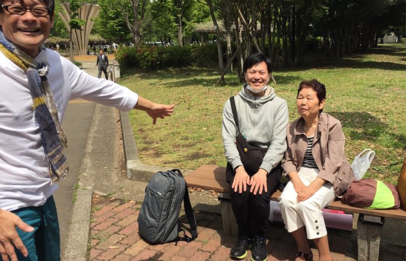 内田先生とぐっち先輩とお母さんが公園で笑顔で会話をしている