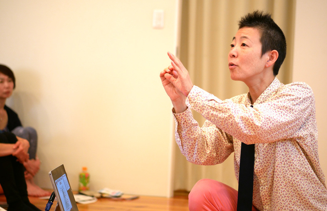高尾美穂先生が講義をしている様子