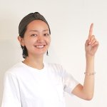 コメント用写真ざっくが人差し指を立てて笑っている