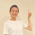 人差し指を立てるポーズを取っているざっく