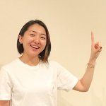 人差し指を立ててポーズをとっているがんちゃん先輩