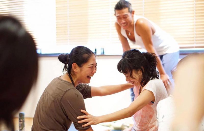 生徒さん同士で声を掛け合っているその様子を笑顔で見守っている中島正明先生