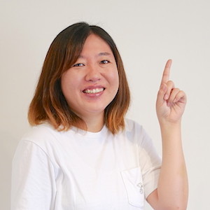 コメント用の写真かめこ先輩が人差し指を立てて笑っている