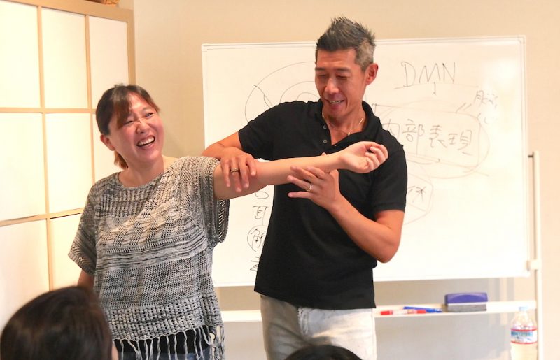 中島正明先生とかめこ先輩が無料説明会でデモをしている