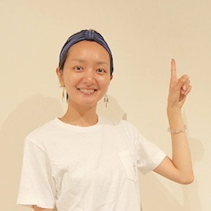 人差し指を立てるポーズを取っているざっく