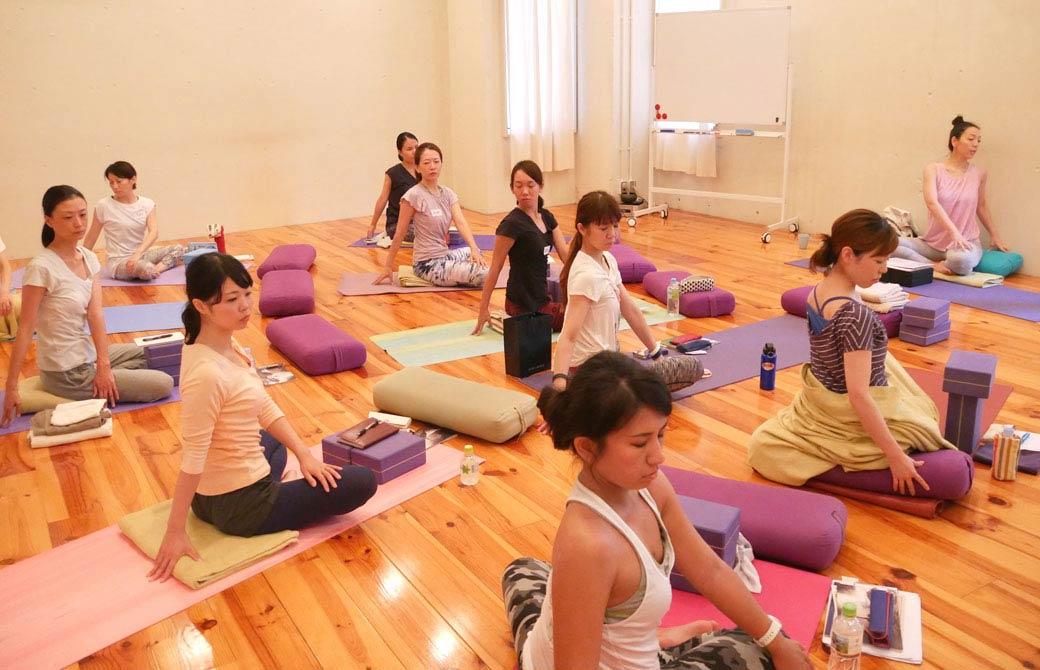 英語deYOGAの講座中英語と日本語のインストラクションでレッスンしている様子
