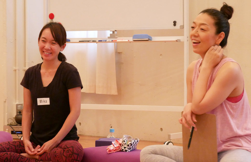 英語deYOGAの講座中、生徒さんとお話されている朋子先生