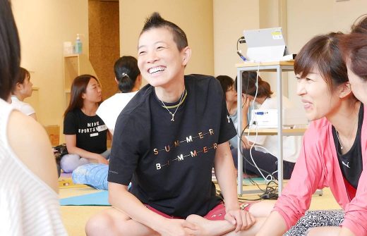 高尾先生が笑顔で生徒さんと話している