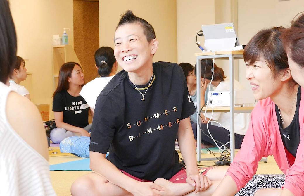 高尾先生が笑顔で生徒さんと話している