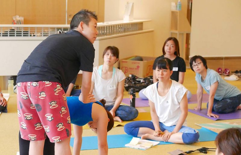 生徒さんたちへポーズのポイントを説明している高尾先生