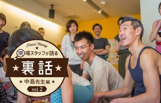 中島先生のクラス風景にインタビューのロゴがついている写真