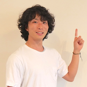 人差し指を立ててポーズを決めているKG先輩