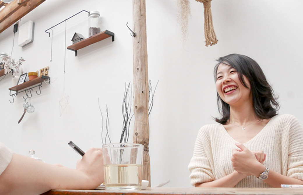 桶田弥里先生が笑顔でお話されている様子