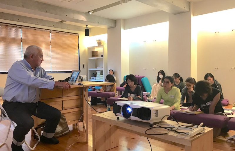 プロジェクターを使用して話をしている有田先生の講義風景