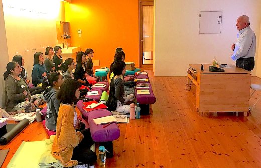 有田先生が呼吸についてレクチャーしている、生徒さんも一緒に行っている