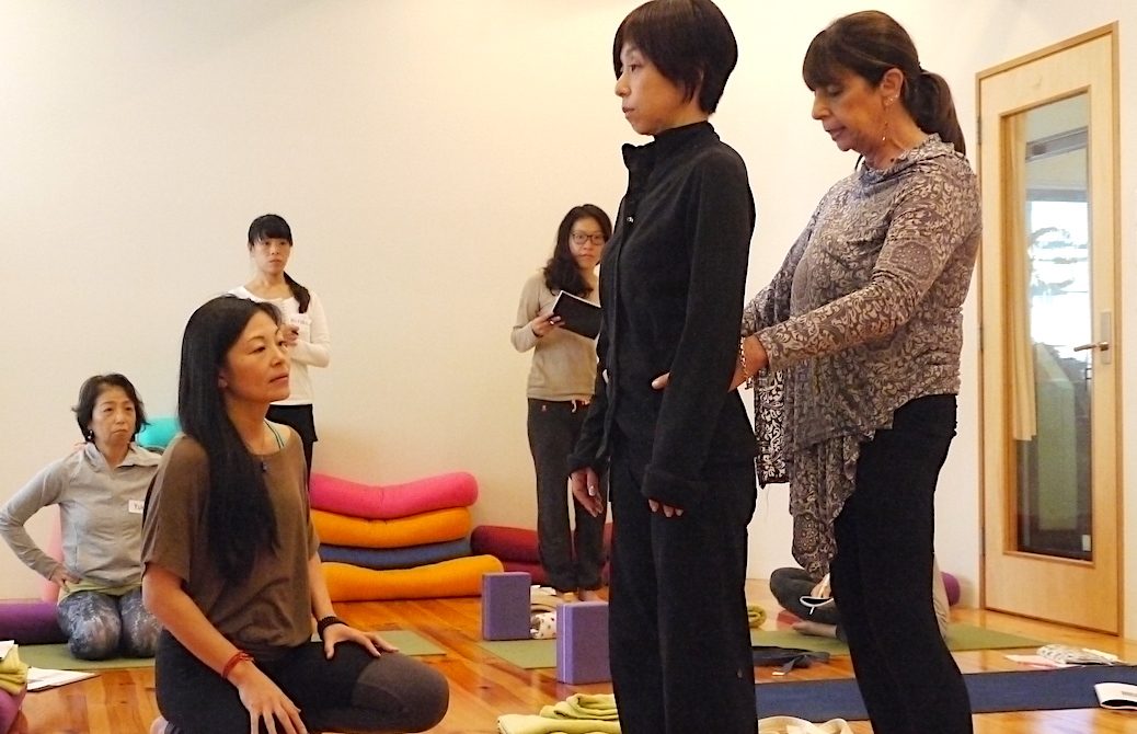 姿勢チェックを行うジュディ先生