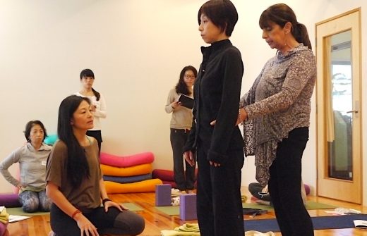 姿勢チェックを行うジュディ先生