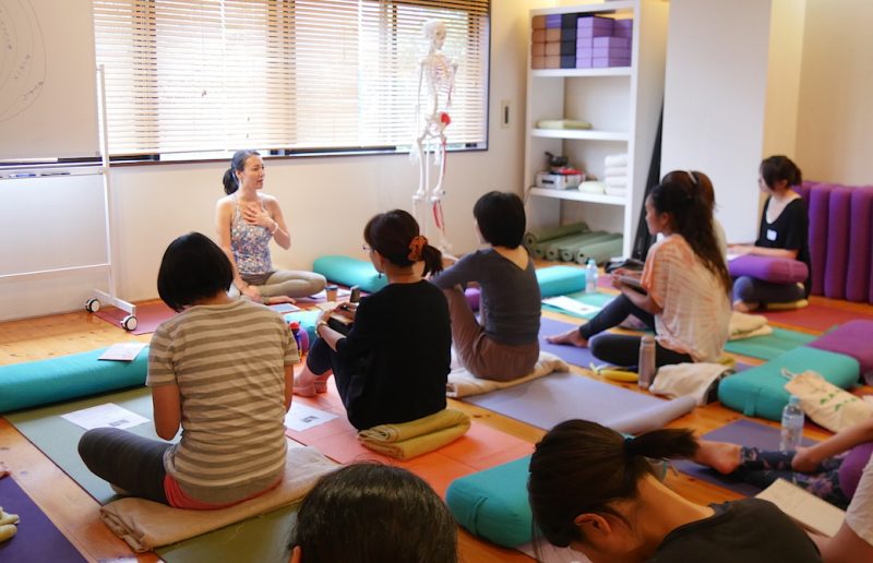 真理先生が座学の講義をしている
