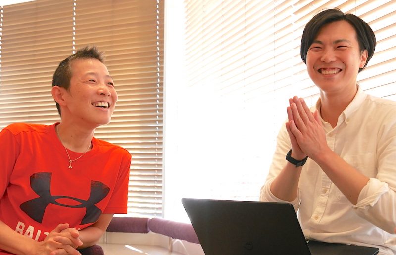 高尾先生とぐっち先輩が楽しそうに話をしている