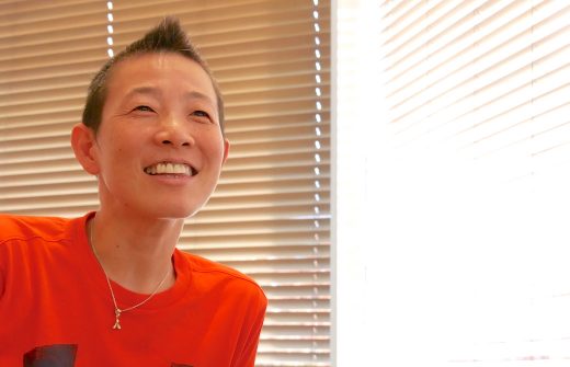 高尾先生が笑顔で話を聞いている