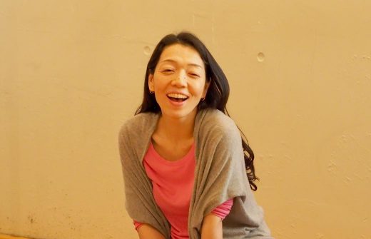 リストラティブ・ヨガ集中講座で朋子先生が笑顔でお話されている様子