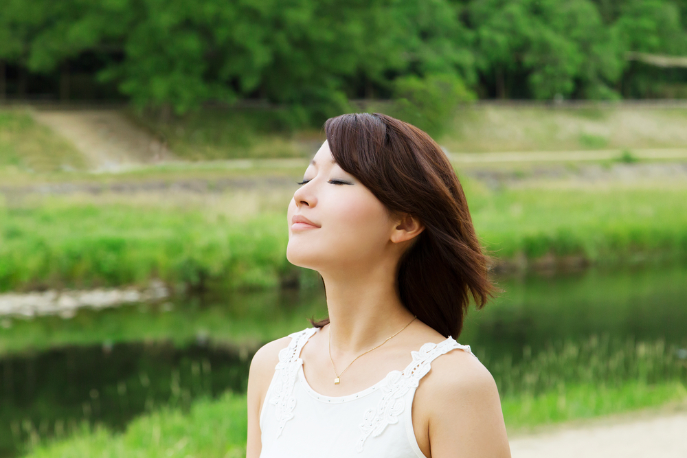 自然の中で前向きな女性