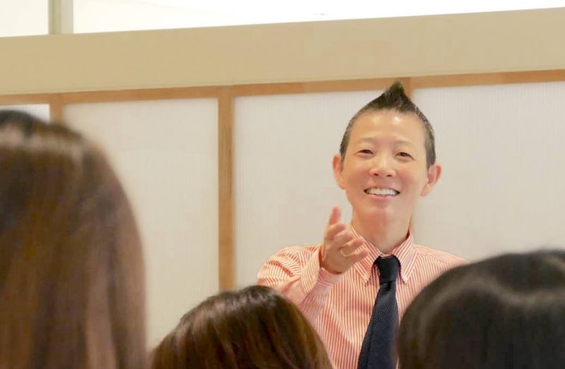高尾先生が生徒さんへ笑顔でお声がけしている