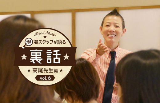 笑顔で生徒さんに話しかけている高尾先生