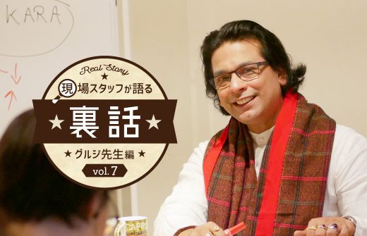 グルジ先生が笑顔で講義をしている