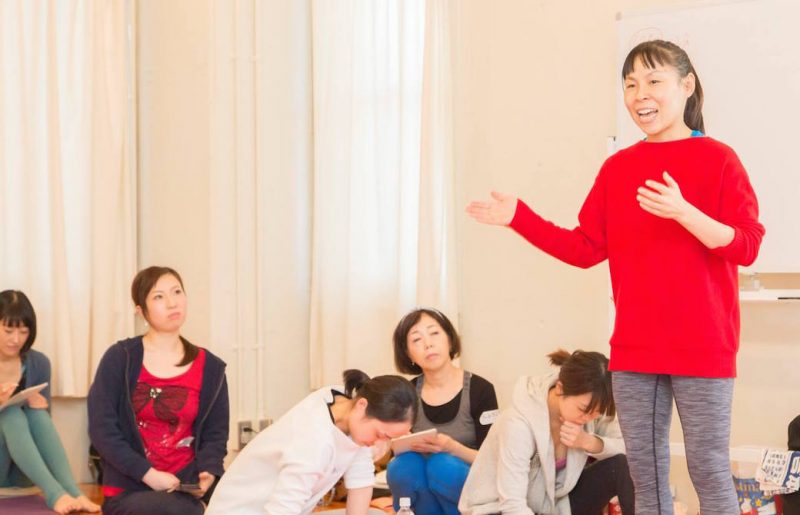 まり子先生が生徒さんへ講義をしている