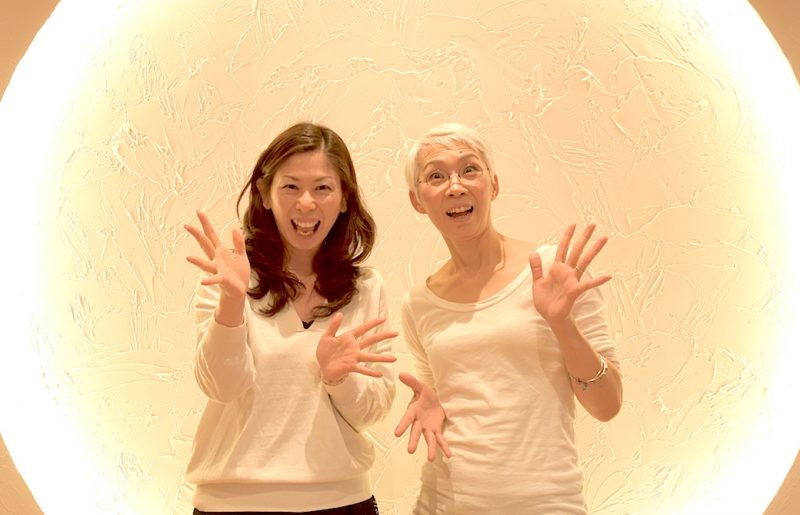 中井まゆみ先生とじゅんじゅん先輩が笑顔でパーのポーズを取っている