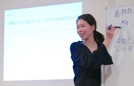 佐久間涼子先生がホワイトボードを使って講義をしている