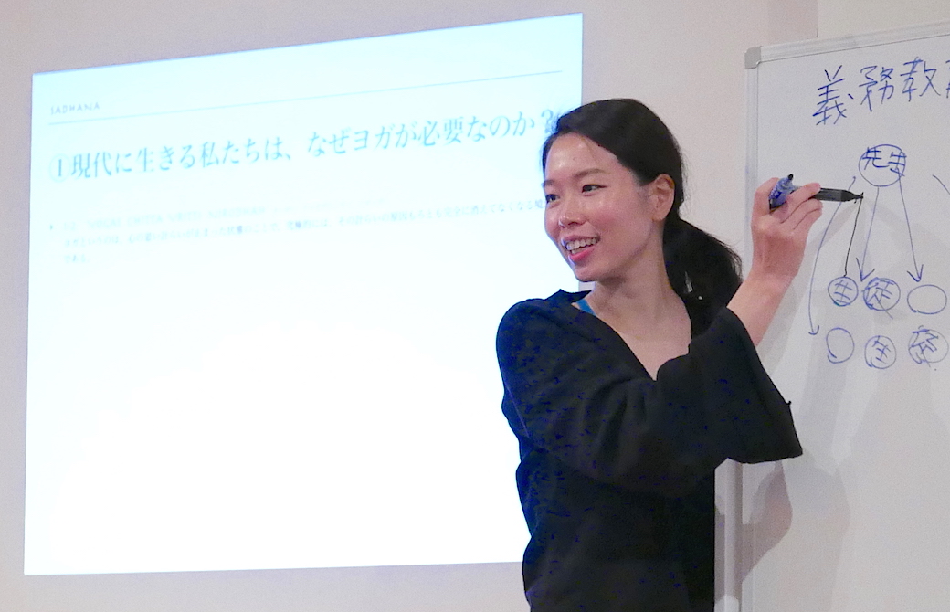 佐久間涼子先生がホワイトボードを使って講義をしている