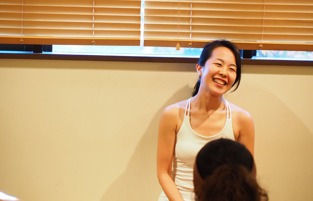 桶田弥里先生が陰ヨガ体験クラスをされている様子