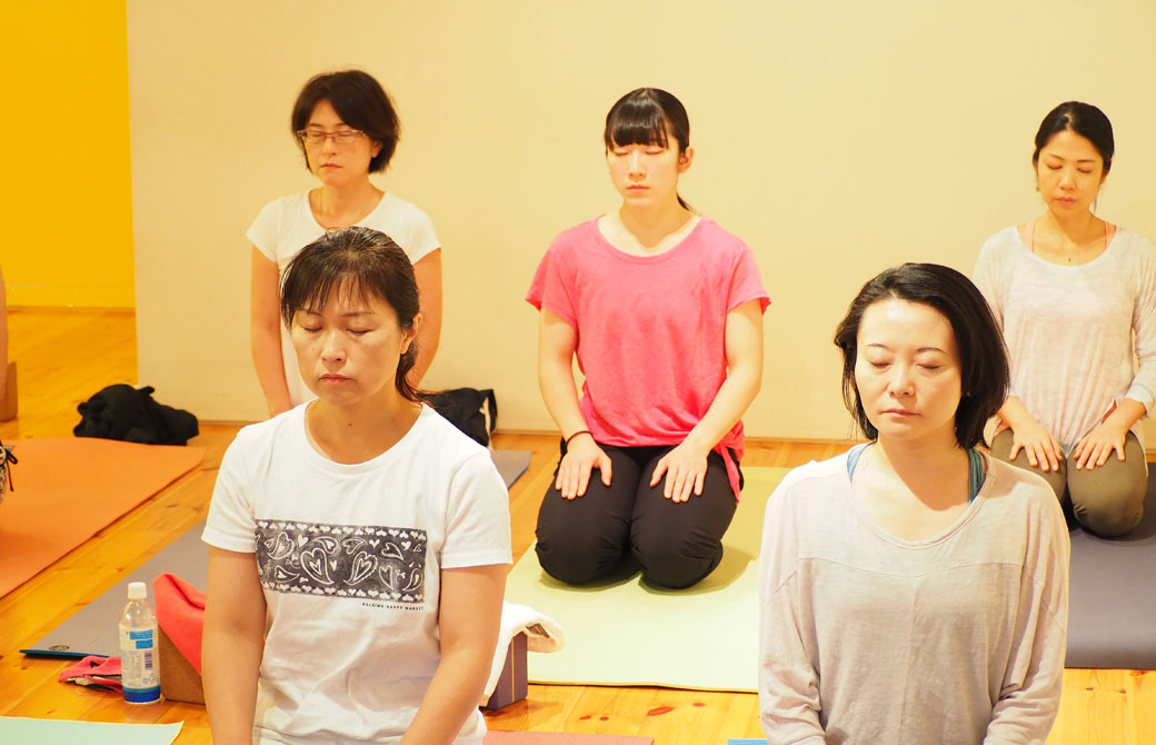 陰ヨガ体験クラスで皆さんが呼吸している様子