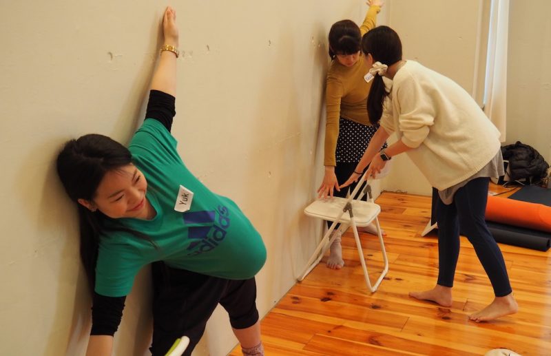 妊婦向けの椅子を使ったポーズ 