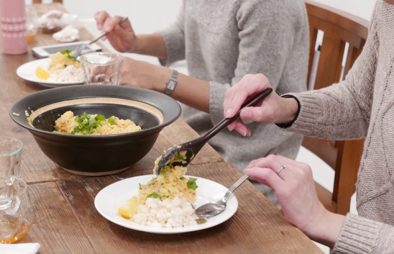 回復食のキチュリを取り分けている生徒さんの手元
