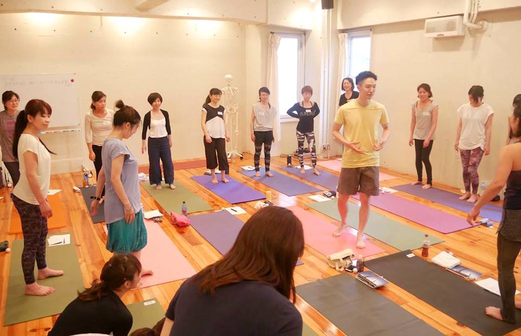 運動を始める前に円になって講師を取り囲む