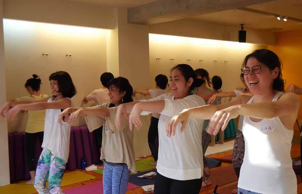 バラバラに関節を揺らし、楽しそうな笑顔を見せる生徒さんたち