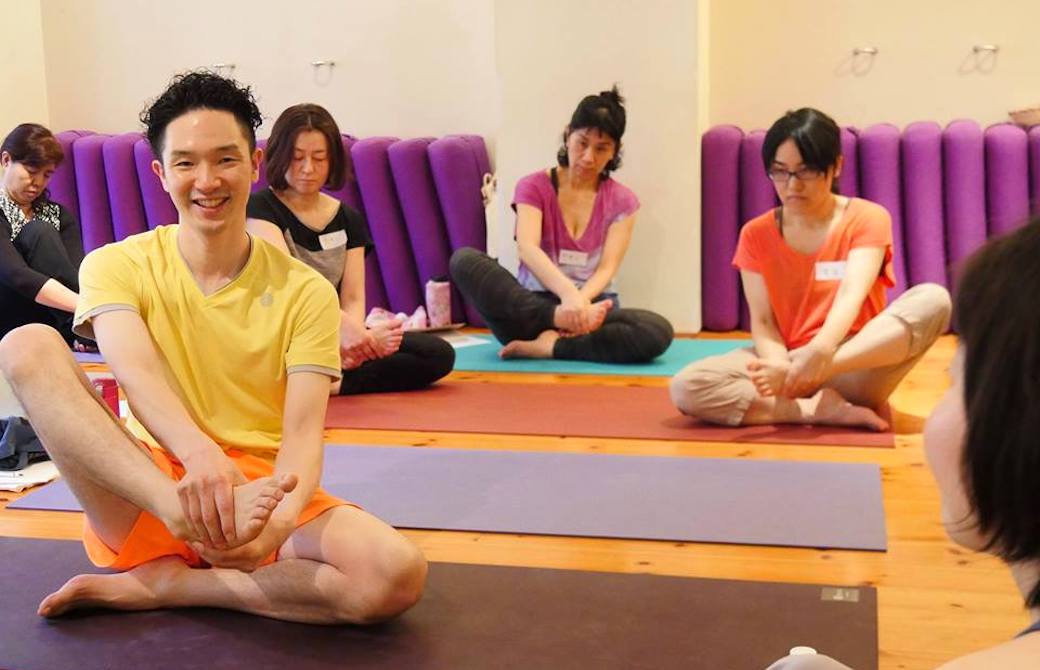 関節を部分的に動かすワークを生徒さんとする大江清一朗