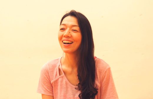川原朋子先生がインタビューに答えてくれている様子
