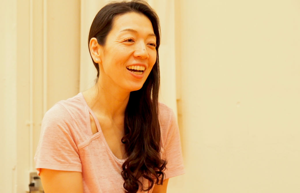 川原朋子先生がインタビューに答えてくれている様子