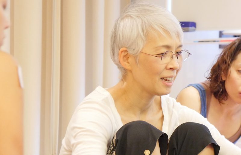 中井先生が生徒さんに笑顔で話しをしている