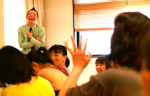高尾美穂先生のクラスの様子。生徒さんの話で笑っている様子