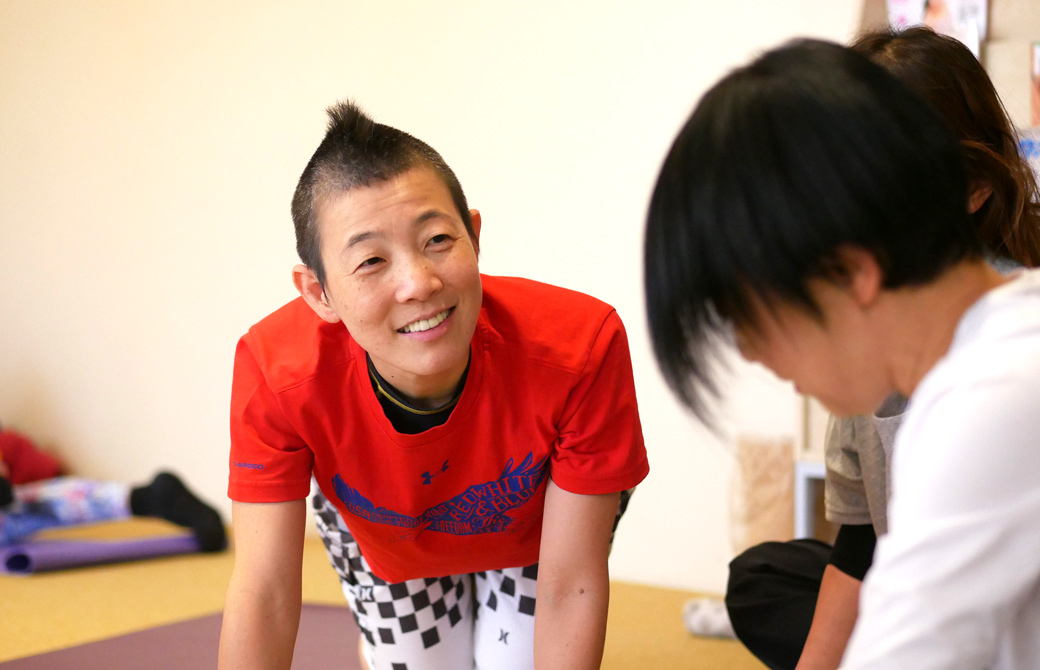 高尾美穂先生が生徒さんに寄り添って話を聞いている様子