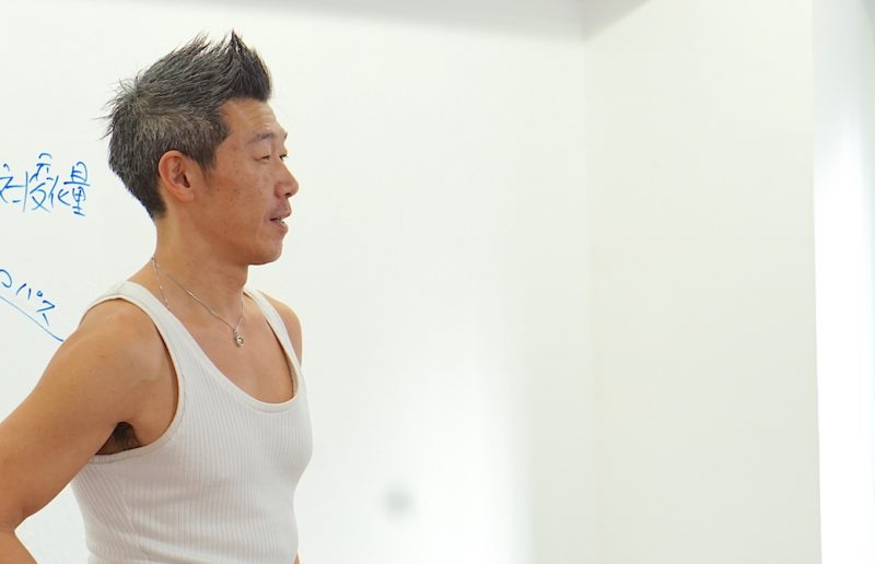 中島正明先生がホワイトボードの前で講義をしている