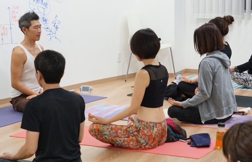 生徒さんと一緒に瞑想をしている中島正明先生