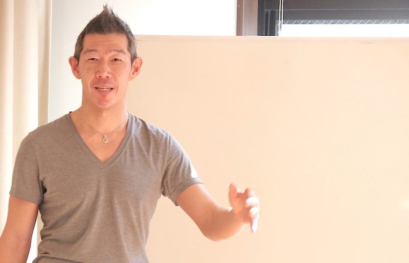 笑顔で話をしている中島正明先生