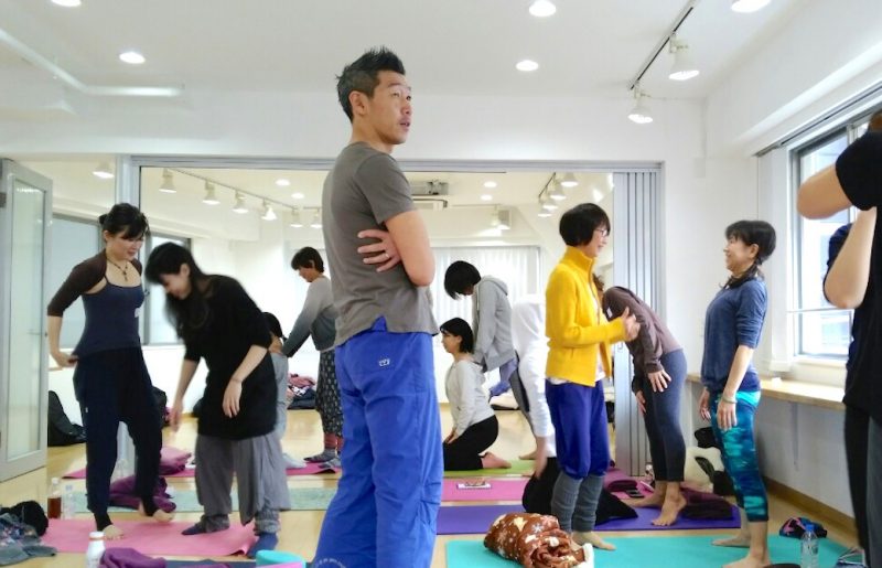 中島正明先生がペアワークしている生徒さんに個別指導している