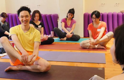 大江清一朗先生が笑顔で講座をされている様子